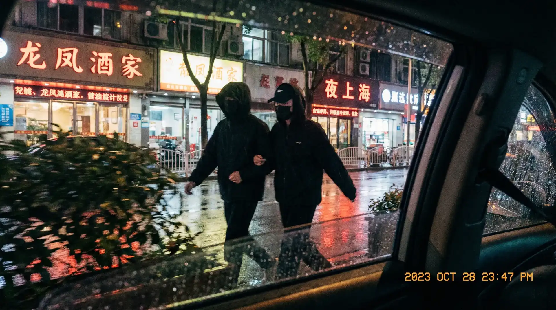乐动体育平台 - 顶流明星深夜密会现场抓拍照片
